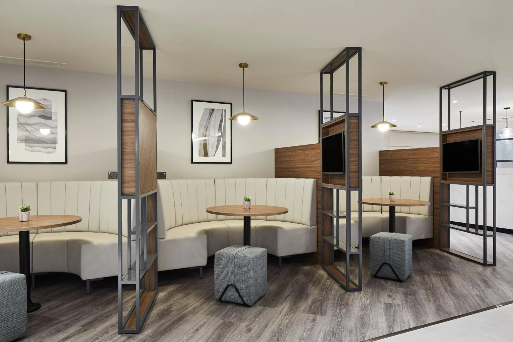 Courtyard By Marriott London Heathrow Airport Hotell Harlington  Eksteriør bilde